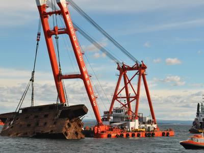 Heavy lift crane RMG 500 at work
